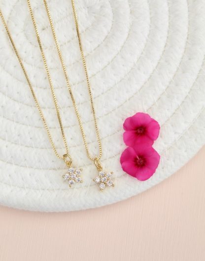 Cadena flor blanca