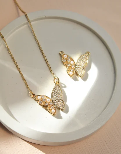 Cadena mariposa con perlas