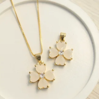 Cadena flor corazones crema