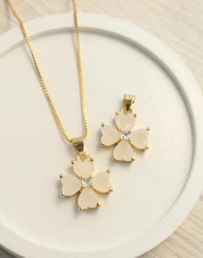 Cadena flor corazones crema
